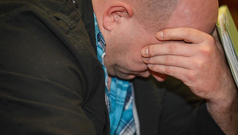 Enrico G. sitzt im Landgerichts Bayreuth und verbirgt das Gesicht hinter seiner Hand. Nachdem ihn eine Frau zurückgewiesen hatte, soll der Angeklagte mehrfach versucht haben, sie umzubringen. Enrico G. sitzt im Landgerichts Bayreuth und verbirgt das Gesicht hinter seiner Hand. Nachdem ihn eine Frau zurückgewiesen hatte, soll der Angeklagte mehrfach versucht haben, sie umzubringen.