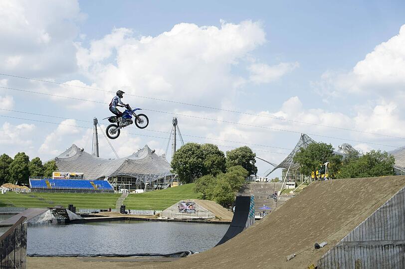Waghalsige Jumps und das über Wasser. Die Bilder vom Training der X-Fighters auf dem Olympiasee.