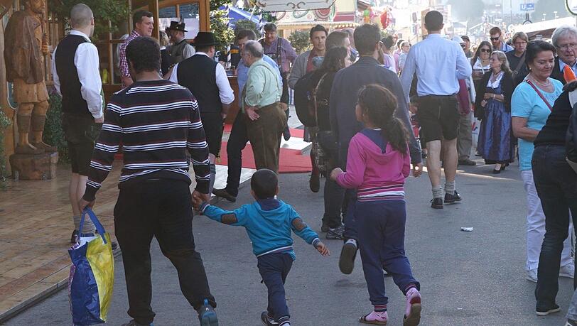 Eine Familie auf Flaschensuche: Dieser Mann hat noch zwei kleine Kinder dabei. Die Tüte... Eine Familie auf Flaschensuche: Dieser Mann hat noch zwei kleine Kinder dabei. Die Tüte...
