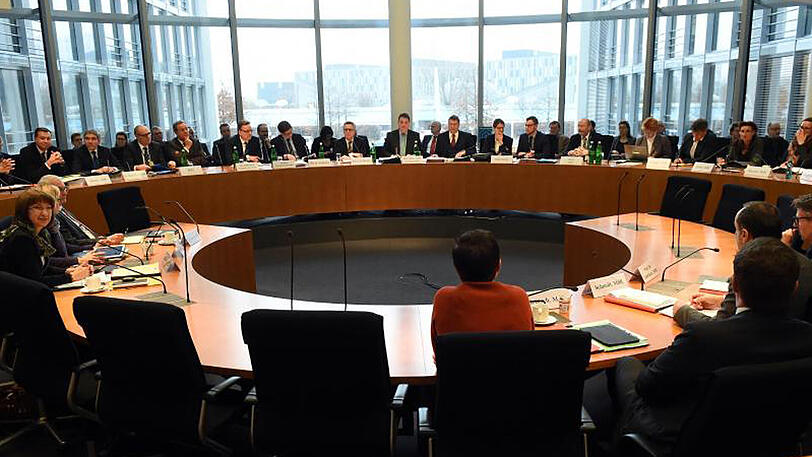Zur Sitzung sind neben Bundesinnenminister de Maiziere auch seine Länderkollegen aus Nordrhein-Westfalen und Berlin geladen.