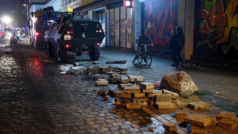 Bis tief in die Nacht dauert der Einsatz an - dann ist das Schanzenviertel endlich geräumt.