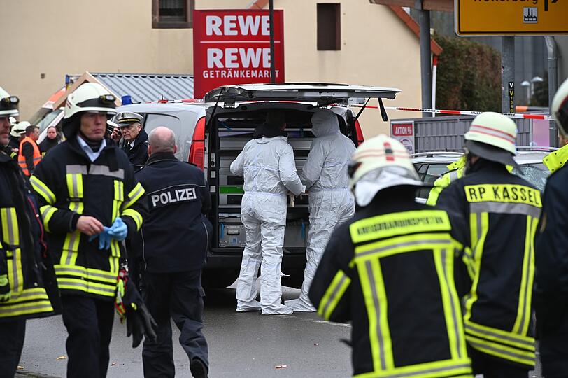 Am Montagnachmittag ist ein Mann mit seinem Mercedes in die Zuschauermenge beim Rosenmontagszug im nordhessischen Volkmarsen gefahren. Es wurden mehrere Menschen verletzt.