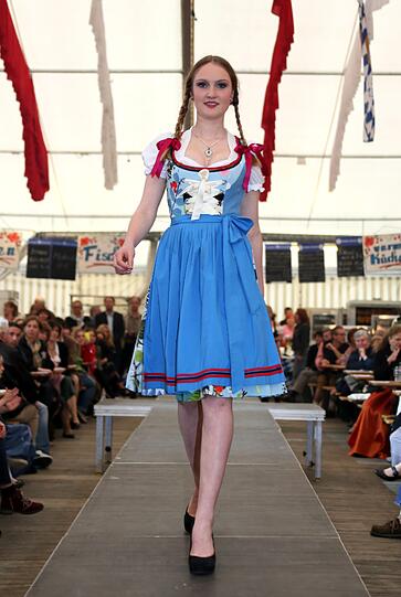 Trachtenmodenschau auf dem 27. Haderner Dorffest. Die Bilder.