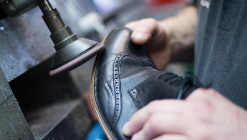 Wegen der geschlossenen Geschäfte sind bei vielen Schuhmachern so gut wie gar keine Aufträge reingekommen. Wegen der geschlossenen Geschäfte sind bei vielen Schuhmachern so gut wie gar keine Aufträge reingekommen.