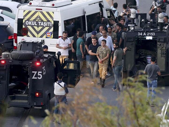 Türkische Polizisten führen putschverdächtige Soldaten am Taksim-Platz in Istanbul ab.
