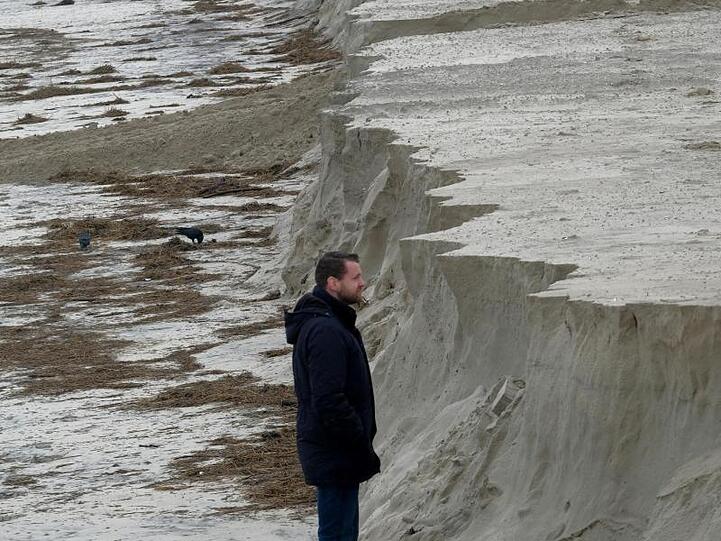 Bürgermeister Marcel Fangohr an der Abbruchkante des Strandes in Wangerooge.