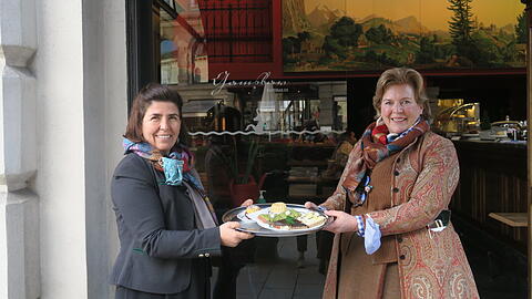 Die Geschäftspartnerinnen Katharina Inselkammer (l.) und Brigitte Meier.
