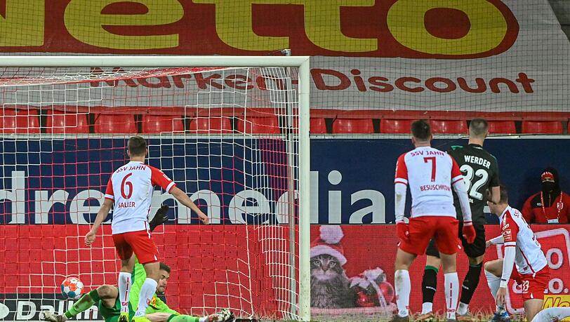 Marco Friedl (2.v.r.) trifft zur Bremer 2:1-Auswärtsführung in Regensburg.