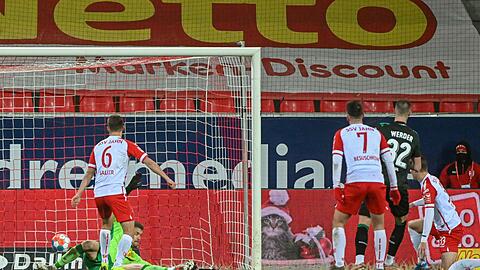 Marco Friedl (2.v.r.) trifft zur Bremer 2:1-Auswärtsführung in Regensburg.