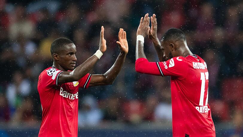 Leverkusens Torschütze Moussa Diaby (l) und Callum Hudson-Odoi jubeln nach dem Treffer zum 2:0.