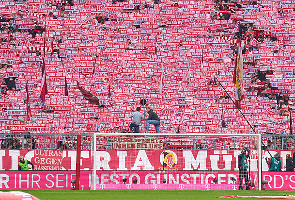 Sorgten mit "MIA SAN DIE Bayern"-Plakaten im Heimspiel gegen Schalke 04 für Aufsehen: Die Ultras des FC Bayern.