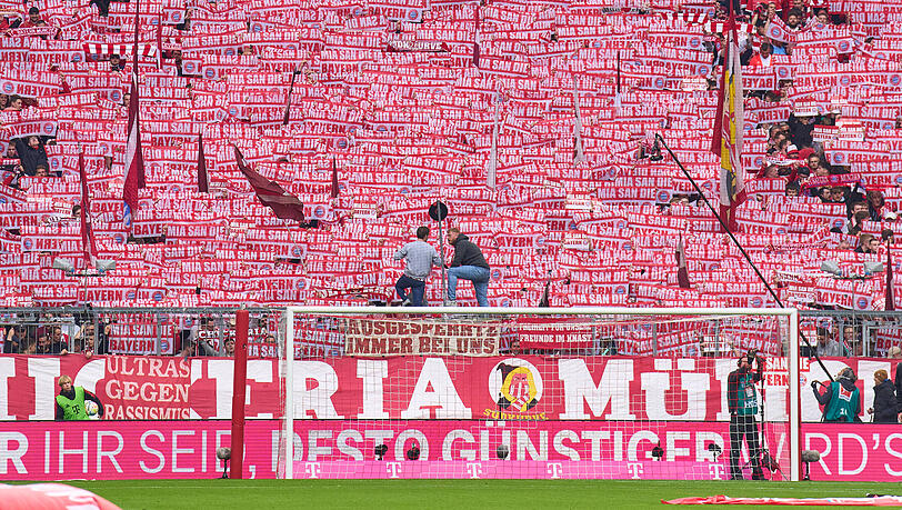 Sorgten mit "MIA SAN DIE Bayern"-Plakaten im Heimspiel gegen Schalke 04 für Aufsehen: Die Ultras des FC Bayern. Sorgten mit "MIA SAN DIE Bayern"-Plakaten im Heimspiel gegen Schalke 04 für Aufsehen: Die Ultras des FC Bayern.