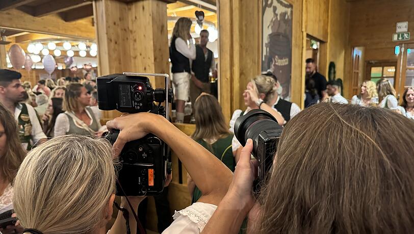 Während Bill Kaulitz mit Marc Eggers auf dem Oktoberfest feiert, bildet sich eine Menschenmenge vor deren Box im Schützenzelt. Während Bill Kaulitz mit Marc Eggers auf dem Oktoberfest feiert, bildet sich eine Menschenmenge vor deren Box im Schützenzelt.