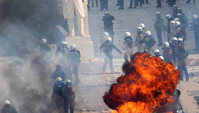 Vermummte schleuderten nach der Demo in Athen Brandsätze.
