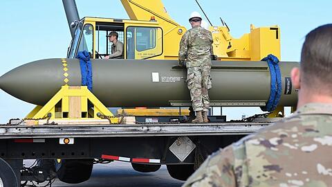Die bunkerbrechende Bombe kann auch sehr tief liegende Anlagen angreifen. (Archivbild)