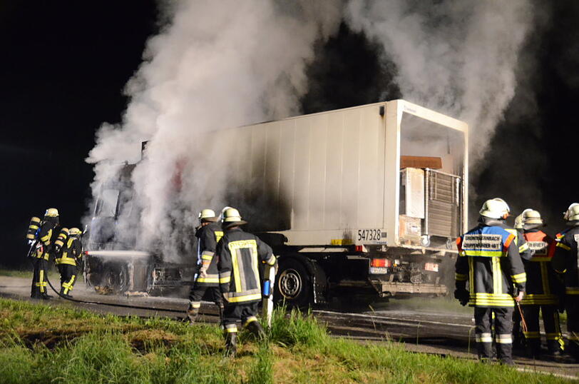 Als die Feuerwehr ankam um den Brand zu löschen, stand das Fahrzeug bereits vollständig in Flammen. Die Bilder von der Löschaktion.