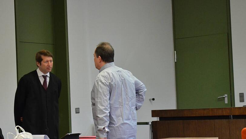 Hans Jürgen R. (62) bespricht sich im Landgericht mit seinem Anwalt Daniel Peter. Hans Jürgen R. (62) bespricht sich im Landgericht mit seinem Anwalt Daniel Peter.