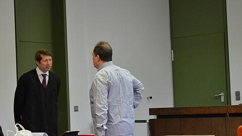 Hans Jürgen R. (62) bespricht sich im Landgericht mit seinem Anwalt Daniel Peter.