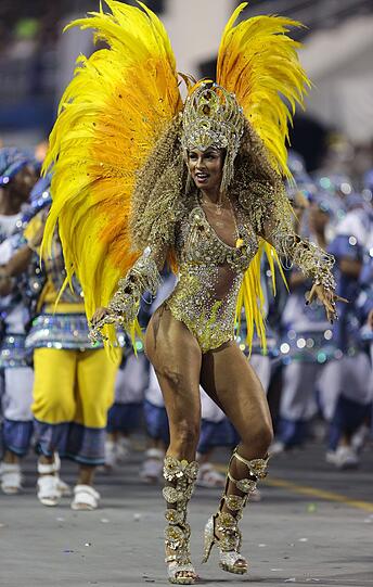 Ziemlich bunt, ziemlich heiß und ziemlich nackt: Beim Sambodromo tobt der brasilianische Karneval bei Temperaturen von über 30 Grad. Die Bilder.