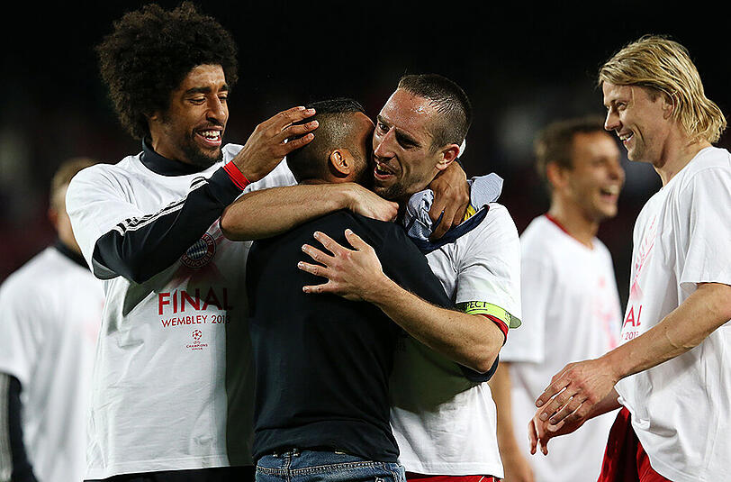 Und Ribéry herzt den Flitzer, ehe er von den Ordnern abgeführt wird.