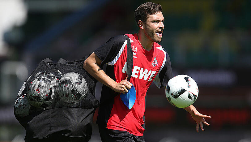 "Für mich passt alles, deswegen ist eine Vertragsverlängerung ja ein logischer Schritt", sagt Jonas Hector. "Für mich passt alles, deswegen ist eine Vertragsverlängerung ja ein logischer Schritt", sagt Jonas Hector.