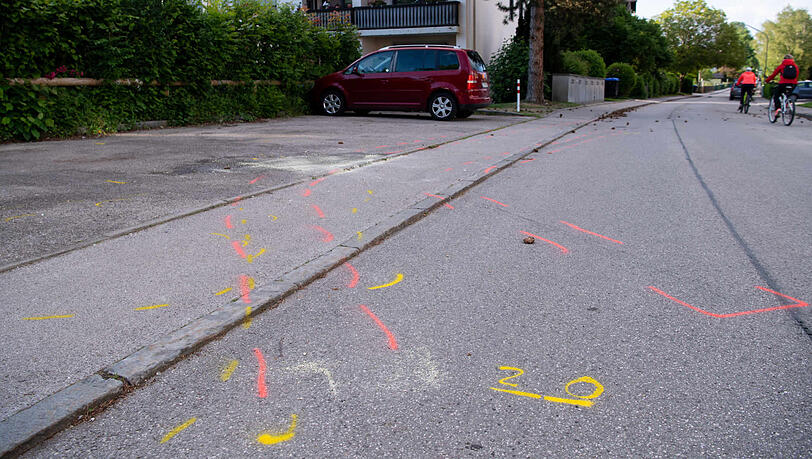 Markierungen auf der Straße zeigen, wo der Autofahrer die Fußgänger erfasst hat. Markierungen auf der Straße zeigen, wo der Autofahrer die Fußgänger erfasst hat.