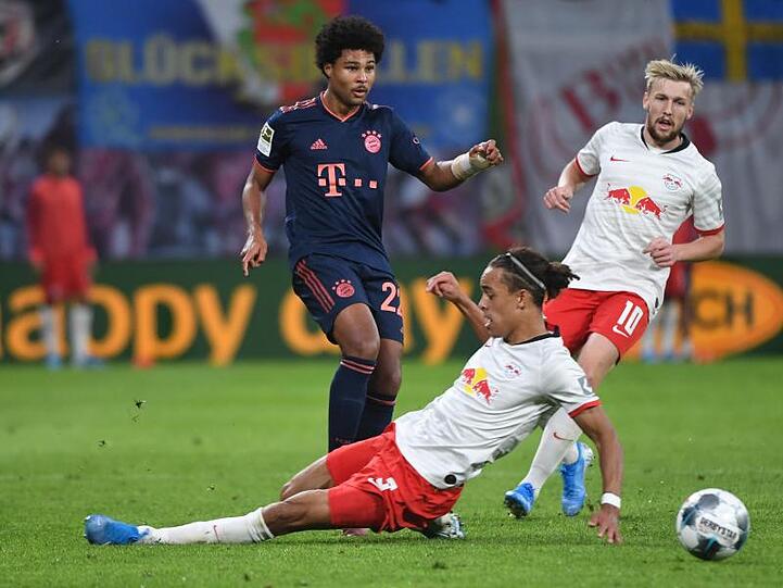 Serge Gnabry (l) wird beim FC Bayern München von Beginn an spielen.