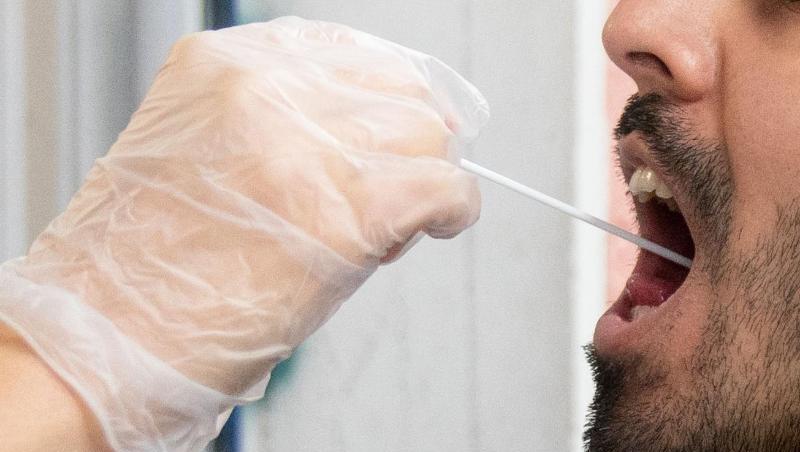 Ein Patient lässt vor einer Arztpraxis in Berlin einen Abstrich für einen Corona-Test machen.