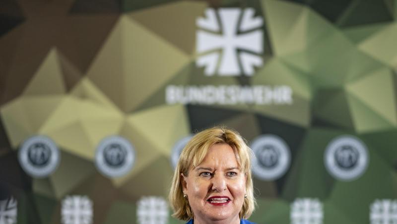 "Wir sehen das an den meldepflichtigen Ereignissen: Ein Hitlergruß wird angezeigt, eine Schmiererei oder ein eingeritztes Hakenkreuz. Es ist positiv, dass das jetzt gemeldet wird", sagt Eva Högl.