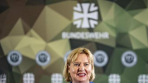 "Wir sehen das an den meldepflichtigen Ereignissen: Ein Hitlergruß wird angezeigt, eine Schmiererei oder ein eingeritztes Hakenkreuz. Es ist positiv, dass das jetzt gemeldet wird", sagt Eva Högl.