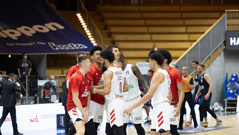 Die Bayern-Basketballer bejubeln ihren Sieg in Crailsheim.