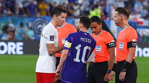 Kennen sich bislang nur als Gegner: Robert Lewandowski (l) und Lionel Messi.