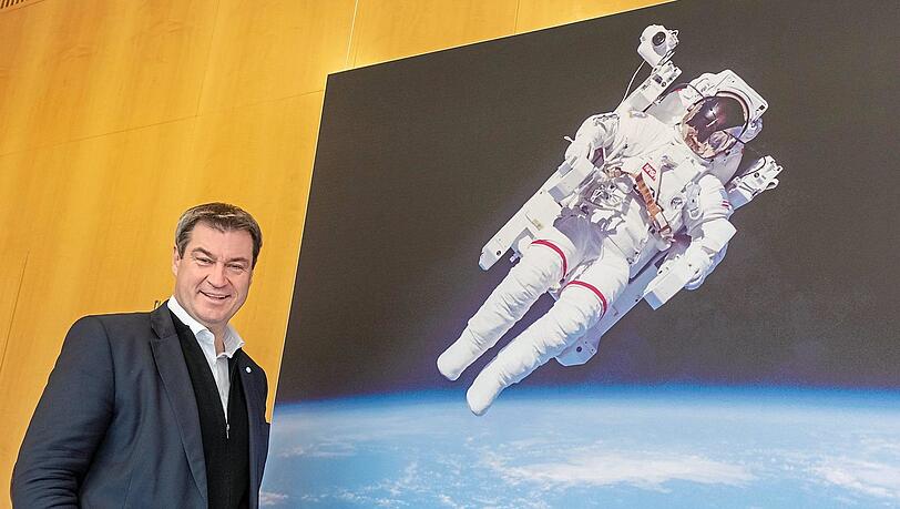 Bayerns Ministerpräsident Markus Söder (CSU) im Jahr 2019 vor dem Foto eines Astronauten in der Münchner Staatskanzlei.