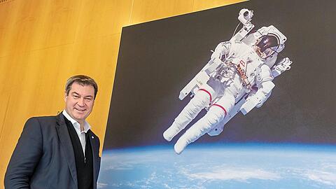 Bayerns Ministerpräsident Markus Söder (CSU) im Jahr 2019 vor dem Foto eines Astronauten in der Münchner Staatskanzlei.