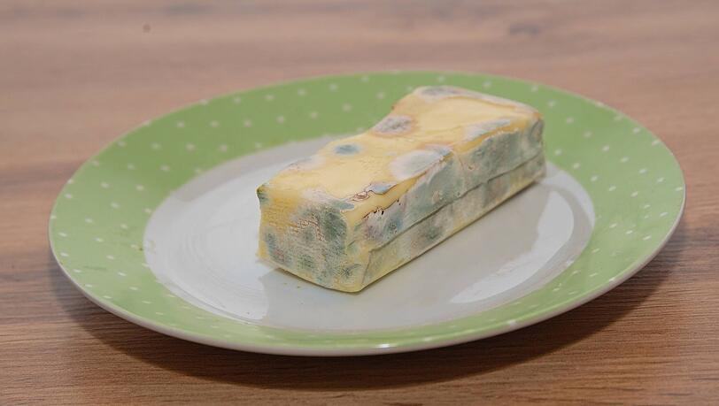 Schimmelig gewordener und verdorbener Hartkäse (Symbolbild).