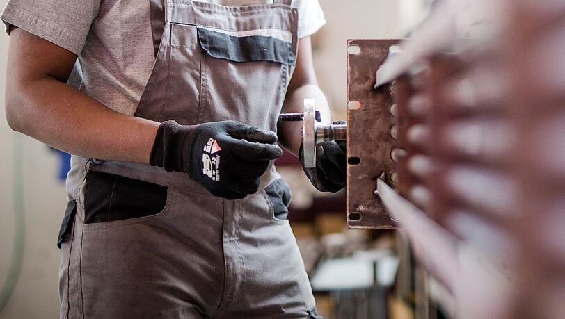 Neben Auszubildenden aus Deutschland gibt es auch immer mehr Menschen aus Vietnam, Syrien und der Ukraine, die eine Ausbildung in einem bayerischen Handwerksbetrieb machen. (Symbolbild)