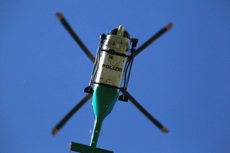 Auch ein Hubschrauber war im Einsatz und...