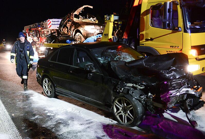 Unfall bei Miltenberg: Ein Ehepaar und ihr 15-jähriger Sohn sind bei einem Verkehrsunfall in Unterfranken ums Leben gekommen, als ein anderes Auto mit hoher Geschwindigkeit ihren Wagen rammte.