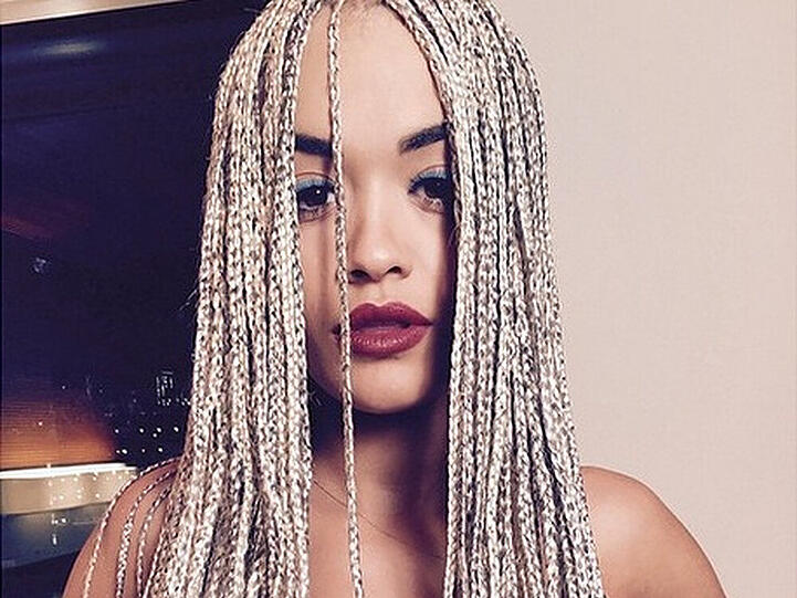 Rita Ora trägt jetzt Rastazöpfe