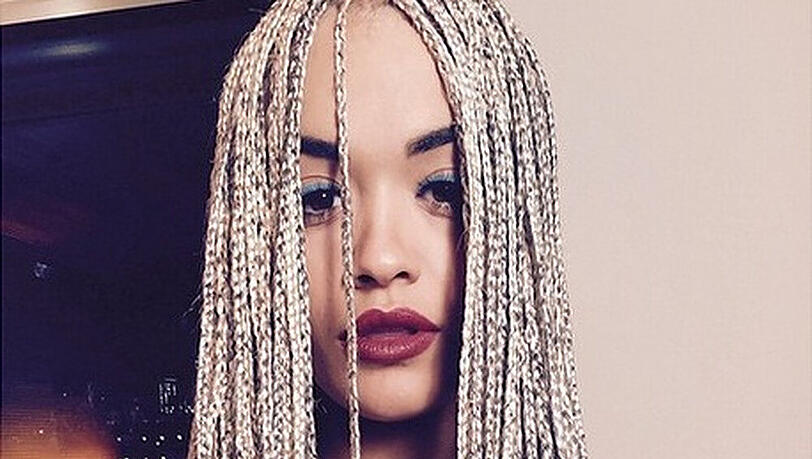 Rita Ora trägt jetzt Rastazöpfe Rita Ora trägt jetzt Rastazöpfe