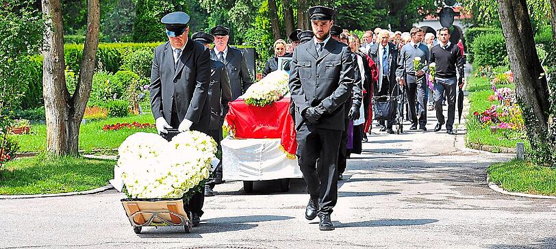 Der Trauerzug auf dem Gräfelfinger Friedhof