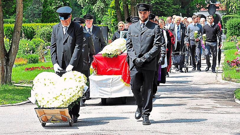 Der Trauerzug auf dem Gräfelfinger Friedhof Der Trauerzug auf dem Gräfelfinger Friedhof