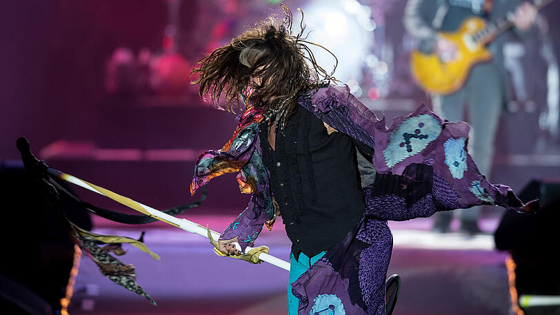 Ob der Name "Aero-Vederci Baby" wirklich Programm ist? Die Rocker haben jedenfalls extrem viel Spaß an ihrem Job. Und vielleicht überlegen sie es sich ja doch noch einmal anders. Die Bilder vom Mega-Gig auf dem Königsplatz sprechen Bände...