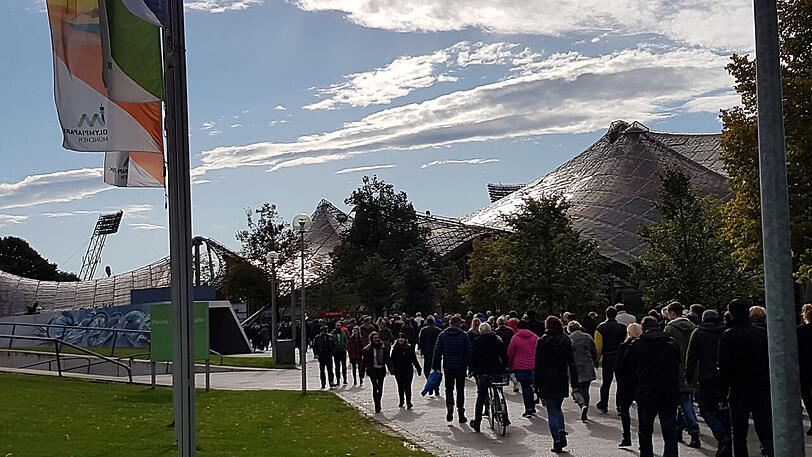 Das Warten auf die alten Herren. Vor Beginn des Konzerts der Rolling Stones in München stehen Fans vor dem Olympiastadion.