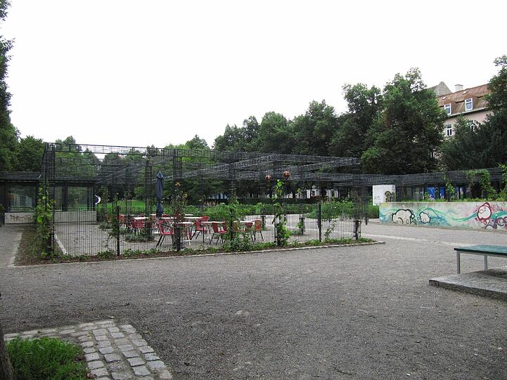 An der Postwiese wurde die Pergola ausgetauscht und der Bodenbelag erneuert.