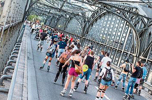 Bladenight: Auch am Montag geht&rsquo;s für die Skater über die Hackerbrücke.