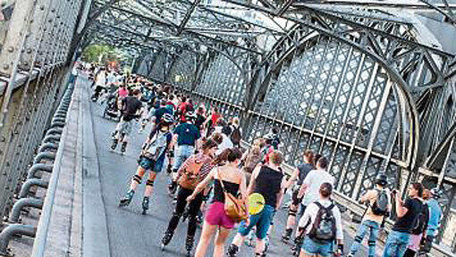 Bladenight: Auch am Montag geht&rsquo;s für die Skater über die Hackerbrücke.