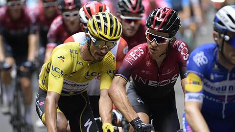 Julian Alaphilippe (l) verteidigte das Gelbe Trikot.