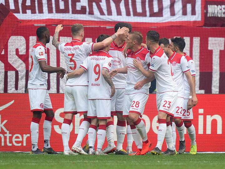 Die Fortuna-Spieler feiern den Heimsieg gegen Hannover.