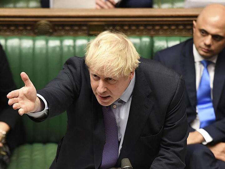 Boris Johnson gestikuliert während der Debatte im Unterhaus. Der Premier musste eine weitere Niederlage hinnehmen.